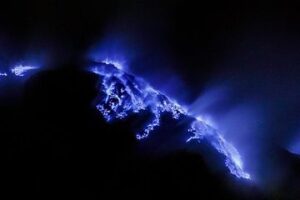 kawah ijen blue fire