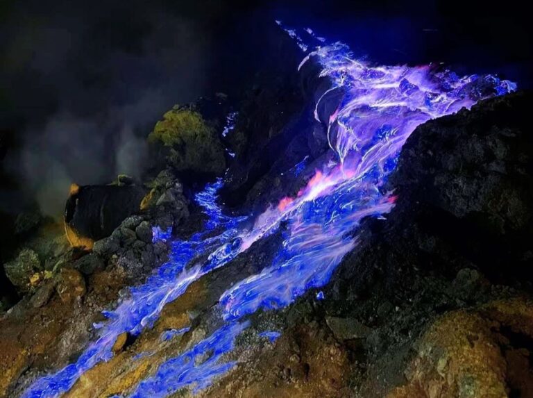 Kawah Ijen Langka Blue Fire