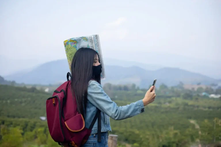 tips solo traveling backpacker